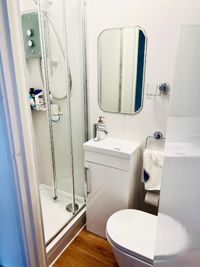 Modern Cosy Room With Private Bathroom Harrow Exterior photo